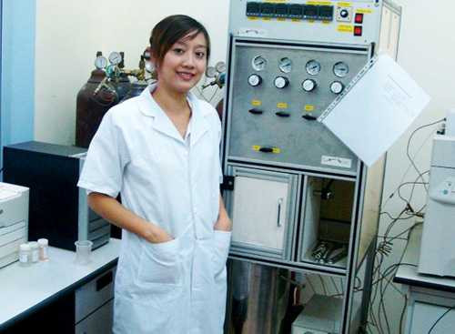 PGS trẻ nhất Việt Nam Nguyễn Khánh Diệu Hồng