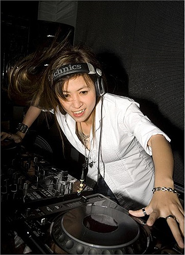 Lý Như Ý (nghệ danh Candy) là DJ sở hữu gương mặt xinh xắn, dễ thương cùng nụ cười hút hồn, nhưng khi đứng trên sàn chỉnh nhạc cô lại trở nên mạnh mẽ và hết mình.