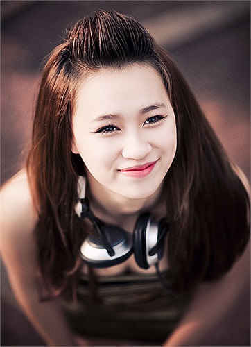 Do hoàn cảnh khá đặc biệt, cô gái trẻ từng tự nhận mình là người sống nội tâm và dễ khóc.