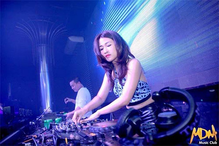 Một trong những nữ DJ khác khá nổi tiếng trong giới trẻ Hà thành là Trang Moon. Với nụ cười rạng rỡ, cô được các bạn trẻ lập hẳn một hội những người yêu mến trên mạng xã hội. 