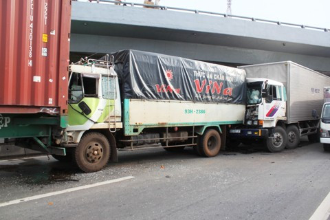» Nghẹt thở giải cứu cô gái nhảy sông Tô Lịch tự tử » Đôi nam nữ cùng nhảy cầu tự tử
