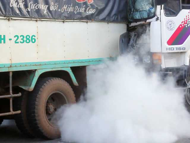 » Nghẹt thở giải cứu cô gái nhảy sông Tô Lịch tự tử » Đôi nam nữ cùng nhảy cầu tự tử