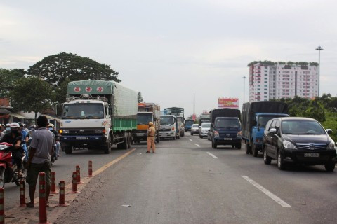 » Nghẹt thở giải cứu cô gái nhảy sông Tô Lịch tự tử » Đôi nam nữ cùng nhảy cầu tự tử