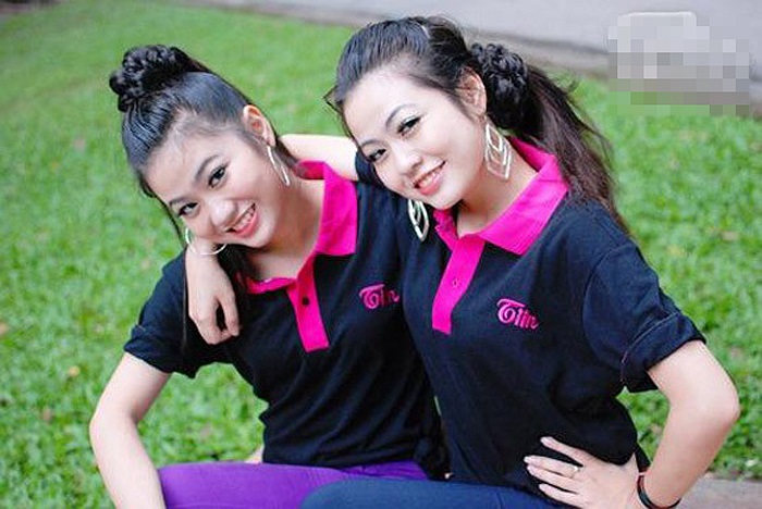 Vương Linh và Thạch Linh là cặp đôi khá đình đám của học viện Báo chí Tuyên truyền Hà Nội. Giống nhau như hai giọt nước khiến không ít người nhầm lẫn gọi sai tên giữa cô chị và cô em. 