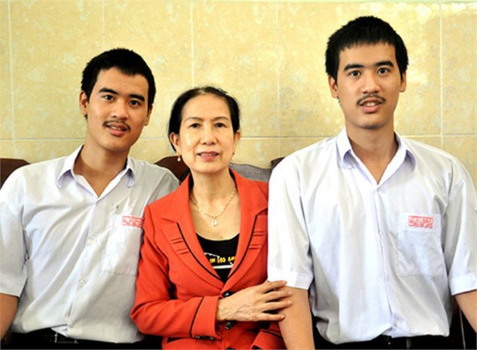 'Anh em nhà bác sĩ' học giỏi nhất của ĐH Y dược TP.HCM. Đỗ Văn – Đỗ Vũ, hai cái tên quen thuộc của thầy trò trường THPT Lê Khiết (Quãng Ngãi) với thành tích học tập rất đáng nể phục 