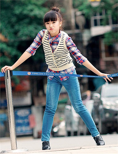 Sở hữu gương mặt baby, dễ thương, Phương Anh được khá nhiều trang báo tuổi teens, shop thời trang mời làm người mẫu ảnh.