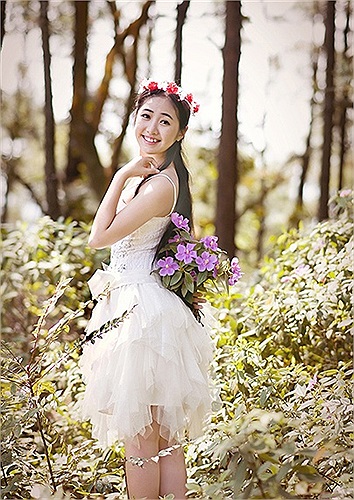 Nữ sinh này chia sẻ từ nhỏ, cô bạn đã đam mê vẽ, ca hát, múa và đặc biệt rất thích được chụp ảnh. 