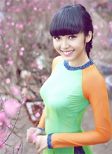 Cô người mẫu tuổi teen đặc biệt xinh đẹp khi diện những bộ áo dài truyền thống.