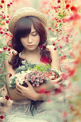 Nguyễn Hà Thảo Hương sinh năm 1998, hiện đang theo học tại Trường Nguyễn Bỉnh Khiêm, Hà Nội.