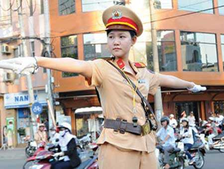 nữ cảnh sát giáo thông