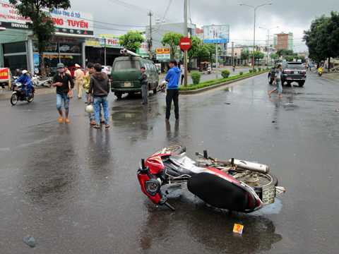 TNGT, xe khách, mô tô, tông, cấp cứu, nguy kịch
