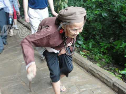 90 tuổi, lưng còng chống gậy leo đền Hùng dâng hương