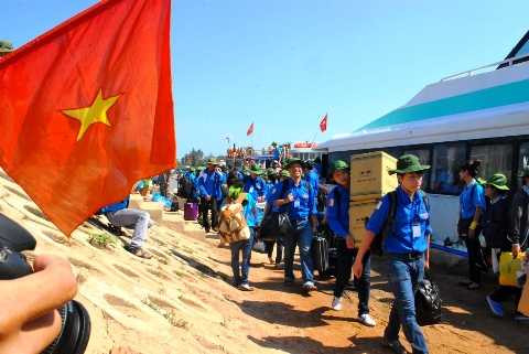 900 sinh viên xếp chữ 'Việt Nam' trên đảo Lý Sơn
