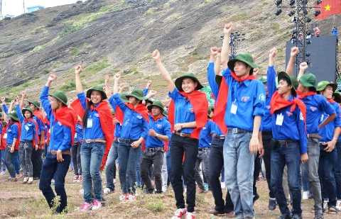 900 sinh viên xếp chữ 'Việt Nam' trên đảo Lý Sơn