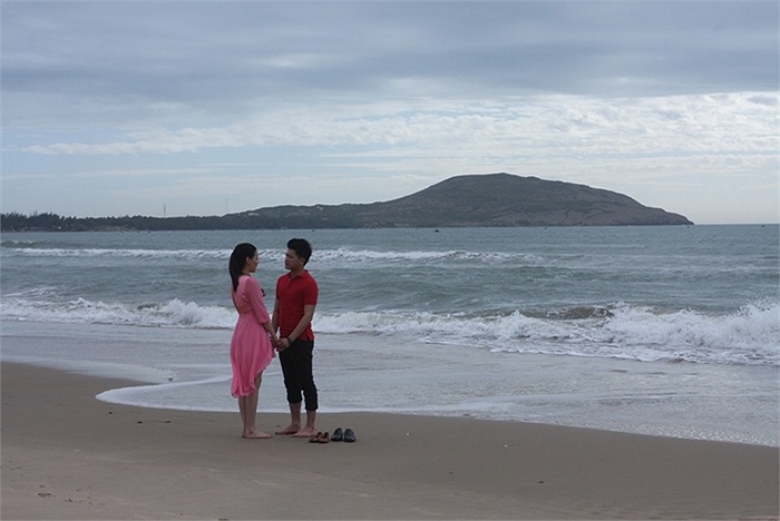 Bộ phim Hợp đồng Scandal nói về những bối cảnh xa hoa cám dỗ của giới showbiz, những bí mật phía sau bức màn nhung, vạch trần các scandal dàn cảnh hãm hại nhau, đổi tình lấy vai diễn. 