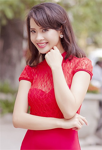 Lê Thị Ánh Tuyết sở hữu gương mặt sang trọng, thanh thoát và dáng người chuẩn.