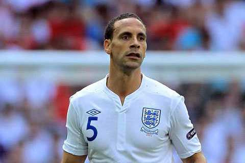 Rio Ferdinand trong màu áo tuyển Anh