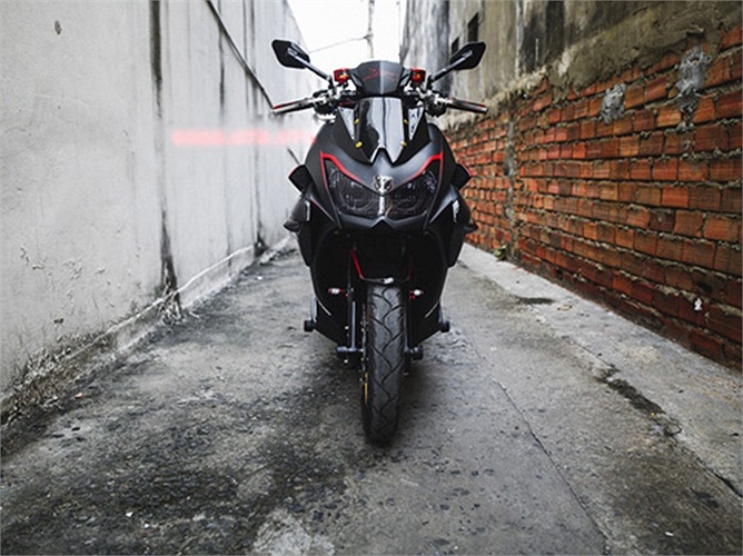 Vẫn giữ kiểu đèn pha đôi, tuy nhiên phong cách thiết kế đã thay đổi nhiều, dữ dằn hơn so với trước đó.