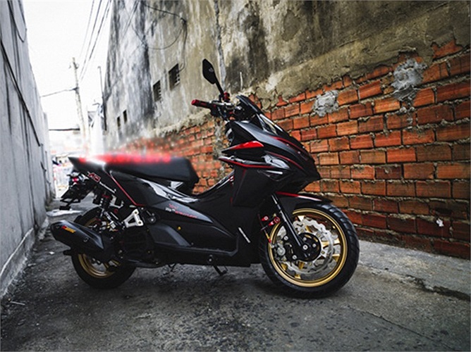 Thân xe được phối màu sơn đen-đỏ thể thao.