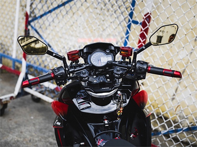 Ngoài những thay đổi ở dàn vỏ, mẫu xe độ này cũng được gắn thếm nhiều loại đồ chơi đắt tiền khác. Cụm đồng hồ cũng được thiết kế lại.