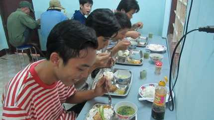 Ấm lòng quán cơm 2.000 đồng giữa đất Sài thành
