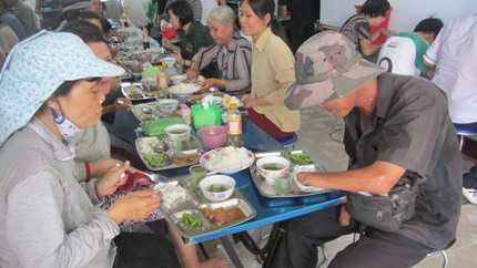 Ấm lòng quán cơm 2.000 đồng giữa đất Sài thành