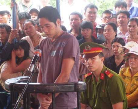 Bình Dương, án mạng, đâm sinh viện, tòa án, chung thân, bị cáo, hối lỗi