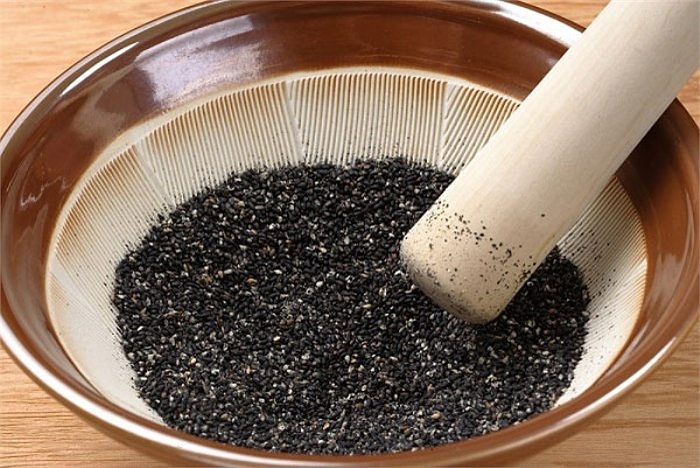 Hạt mè: Ăn hạt mè giúp giảm mảng bám trên răng và khoáng hóa cho men răng. Có thể súc miệng với dầu chế biến từ hạt mè. Hoặc dùng nước súc miệng chứa chlorhexidine để giảm những mảng bám trên răng, bảo vệ lợi.