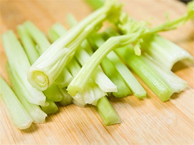 Cần tây là loại thực phẩm giàu chất xơ. Nhai rễ cần tây có thể giúp làm sạch hàm răng của bạn, ngoài ra cũng làm tăng việc tiết nước bọt giúp cân bằng độ pH trong miệng và ngăn ngừa sâu răng.