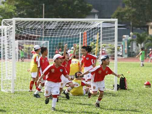 học sinh ăn mừng bàn thắng