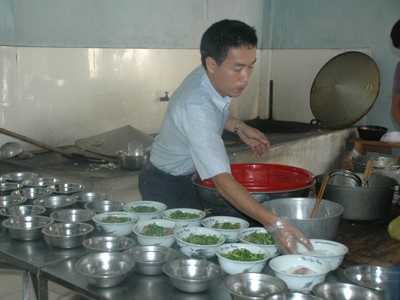 Anh Vượng nấu phở tại bếp ăn đảo Sơn Ca Anh Vượng nấu phở tại bếp ăn đảo Sơn Ca.