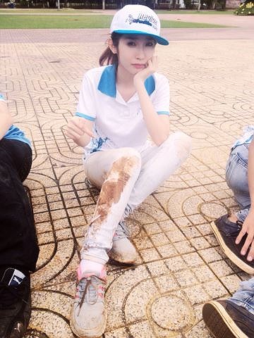 Khổng Tú Quỳnh phụng phịu vì bị ngã.