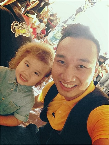 MC Thành Trung lúc nào cũng quấn quýt bên con gái.