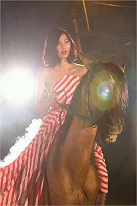 Hoàng Thùy ấn tượng trong bộ ảnh mới.