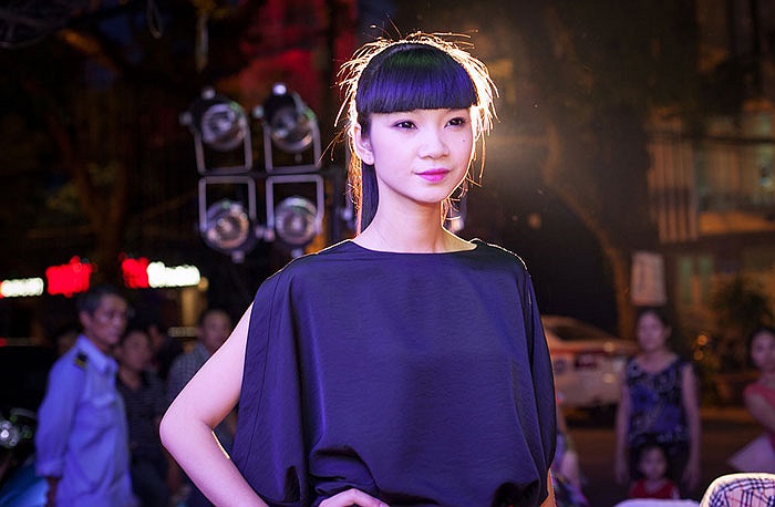 Siêu mẫu gầy Hạ Vy tái xuất làng catwalk.