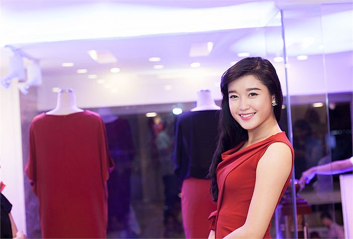 Cùng ngắm thêm những người đẹp khác của Venus miền Bắc khoe dáng: