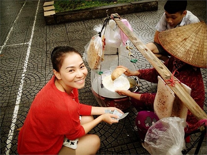 Thu Minh cũng lê la ăn vặt vỉa hè.