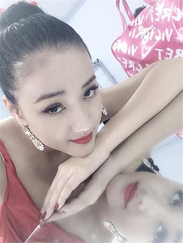 Maya chụp cận cảnh gương mặt xinh đẹp.