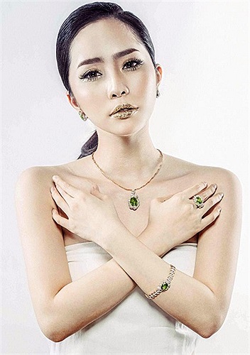 Quỳnh Nga với phong cách thời trang mới.