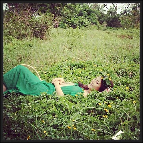 Vy Oanh trong trẻo giữa cánh đồng.