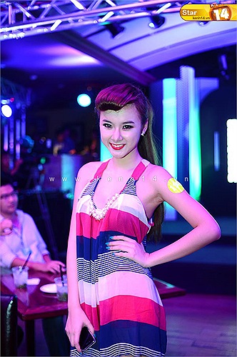 Thay đổi một chút với kiểu mái sấy cầu kỳ khiến Angela Phương Trinh thêm cuốn hút.