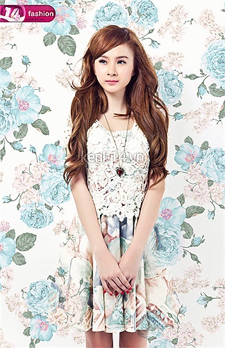 Những lọn tóc xoăn óng đẹp của Angela Phương Trinh luôn được nhiều bạn trẻ yêu thích.