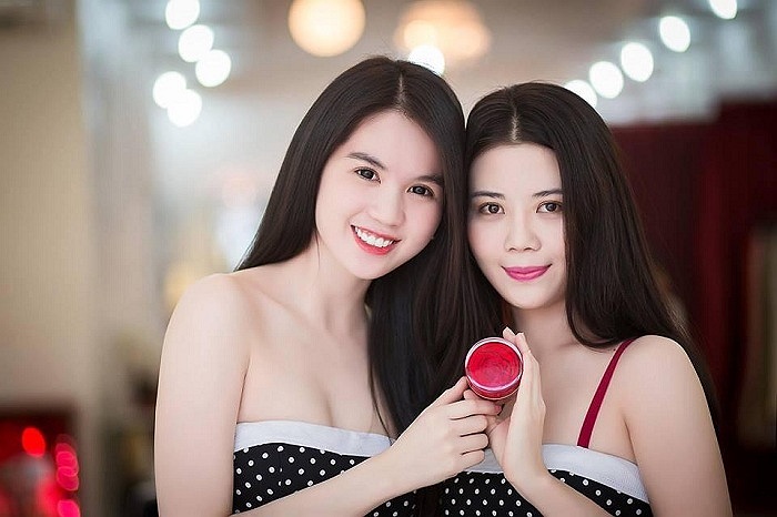 Ngọc Trinh và em gái đọ da trắng, dáng xinh.