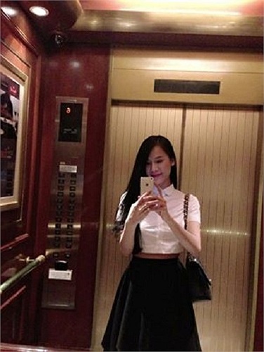 Người đẹp Thái Hà chụp ảnh trong thang máy.