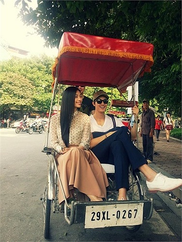 Ngô Thanh Vân cùng tài tử Hàn Quốc Lee Ki Woo dạo phố Hà Nội bằng xích lô.