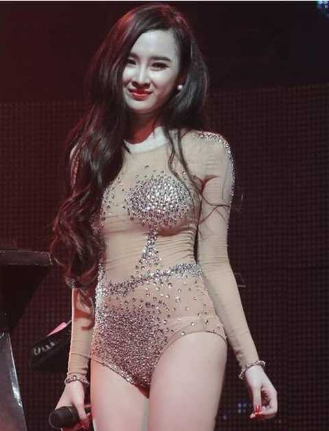 Angela Phương Trinh múa cột