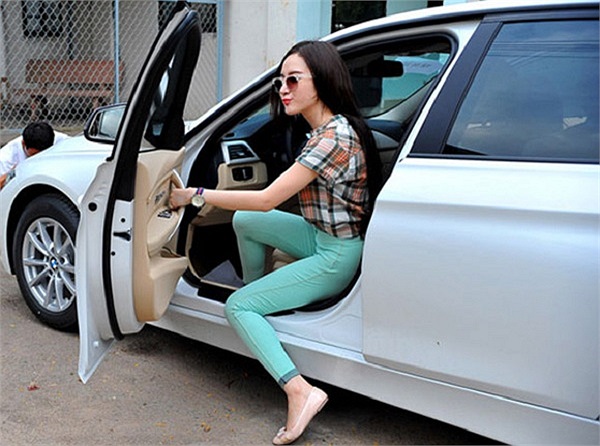 Khoác lên mình những bộ cánh không thể mát mẻ và kiệm vải hơn. Angela Phương Trinh chạy show khắp các bar lớn nhỏ. 