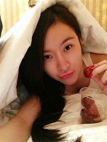 Khác với hình ảnh sexy, nóng bỏng, mặc như không mặc mỗi lần lên bar, Angela Phương Trinh khoe mặt mộc khá đáng yêu.