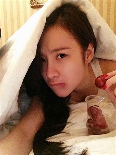 Không ít lời bình luận thích phong cách giản dị thường ngày của Phương Trinh hơn. Tuy nhiên thiếu son phấn nhan sắc của Angela trở nên kém xinh đẹp và rạng rỡ hơn hẳn.