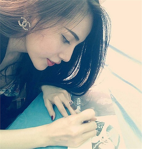 Thủy Tiên xinh đẹp kí tặng fan hâm mộ.
